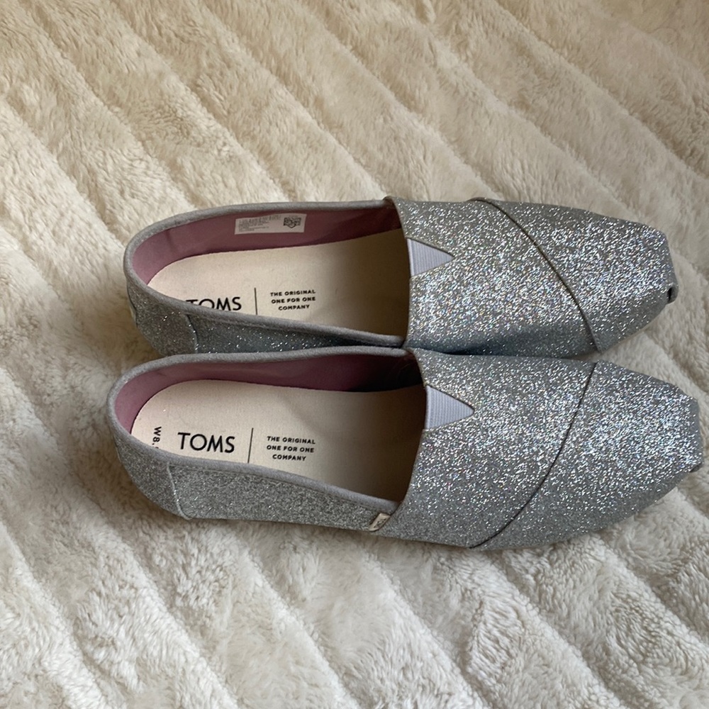 TOMS Classic Alpargata style in silver sparkles. Women’s size 8 1/2.